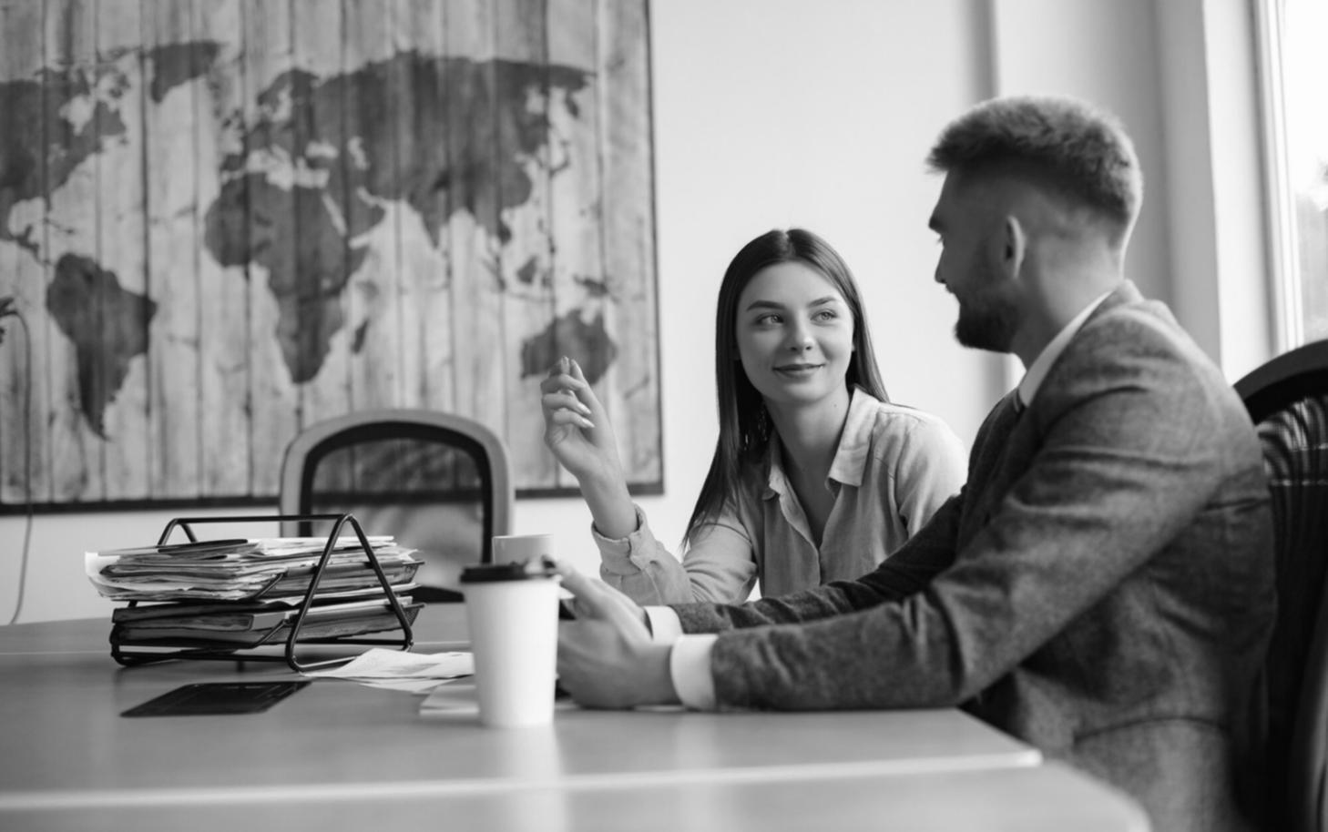 Étudiants collaborant sur des projets financiers innovants